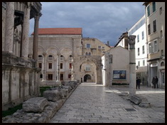 split_peristil